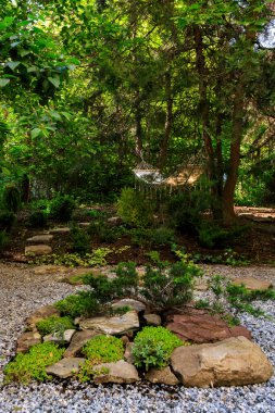 Şehirde hamağı olan bir avlu.