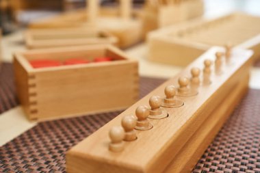 Montessori sayma oyunları öğrenme numaraları