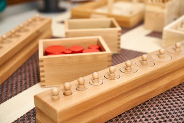 Montessori sayma oyunları öğrenme numaraları