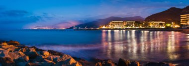 Gece deniz manzarası. Panorama Liguria kıyısında. İtalya