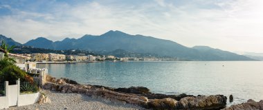 Ligurya Denizi kıyısında Panorama görünümünü. Menton, French Riviera, Fransa.
