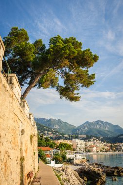 Ligurya Denizi kıyısında Panorama görünümünü. Menton, French Riviera, Fransa.