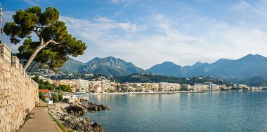 Ligurya Denizi kıyısında Panorama görünümünü. Menton, French Riviera, Fransa.