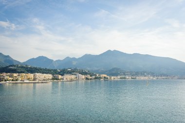 Ligurya Denizi kıyısında Panorama görünümünü. Menton, French Riviera, Fransa.