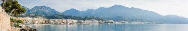Ligurya Denizi kıyısında Panorama görünümünü. Menton, French Riviera, Fransa.
