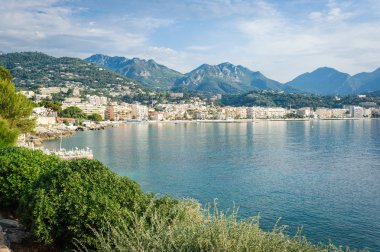 Ligurya Denizi kıyısında Panorama görünümünü. Menton, French Riviera, Fransa.
