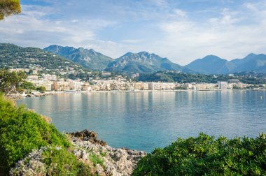 Ligurya Denizi kıyısında Panorama görünümünü. Menton, French Riviera, Fransa.