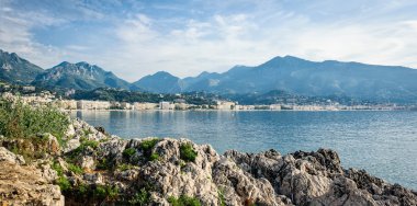 Ligurya Denizi kıyısında Panorama görünümünü. Menton, French Riviera, Fransa.