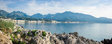 Ligurya Denizi kıyısında Panorama görünümünü. Menton, French Riviera, Fransa.