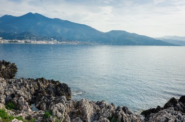 Ligurya Denizi kıyısında Panorama görünümünü. Menton, French Riviera, Fransa.