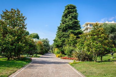 güzel bahçesi olan modern Heykel Sergisi