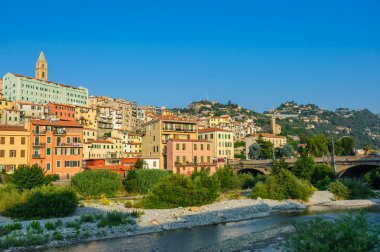 Ventimiglia, İtalya'nın eski şehirde mavi gökyüzü altında renkli evleri.