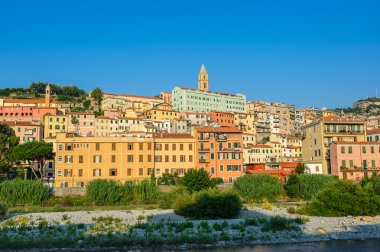 Ventimiglia, İtalya'nın eski şehirde mavi gökyüzü altında renkli evleri.