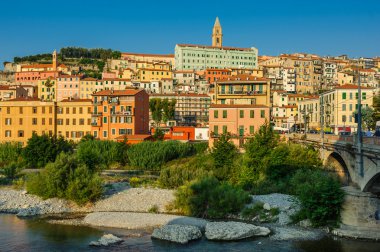 Ventimiglia, İtalya'nın eski şehirde mavi gökyüzü altında renkli evleri.