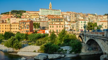 Ventimiglia, İtalya'nın eski şehirde mavi gökyüzü altında renkli evleri.