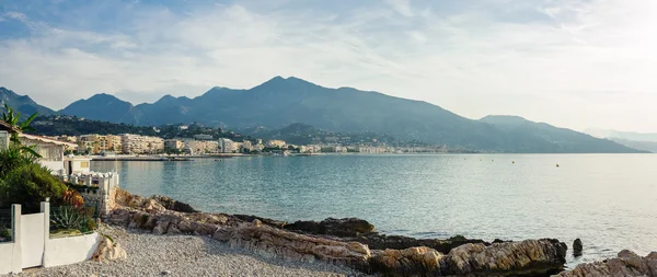 Vista panorâmica da costa do Mar da Ligúria. Menton, Riviera Francesa, França . — Fotografia de Stock