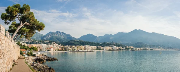 Ligurya Denizi kıyısında Panorama görünümünü. Menton, French Riviera, Fransa.