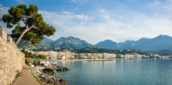 Panoraamanäkymä Ligurianmeren rannikolle. Menton, Ranskan Riviera, Ranska . — kuvapankkivalokuva