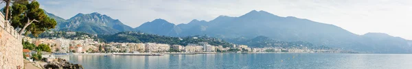 海岸的利古里亚海的全景视图。芒通，法国里维埃拉，法国. — 图库照片