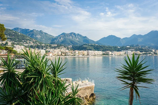 Panoraamanäkymä Ligurianmeren rannikolle. Menton, Ranskan Riviera, Ranska . — kuvapankkivalokuva