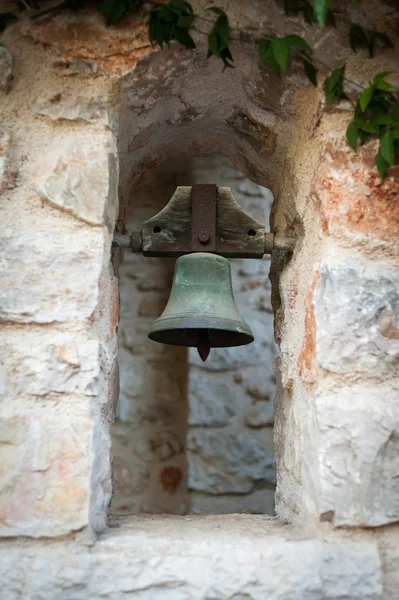 Alte Glocke in der Mauer — Stockfoto