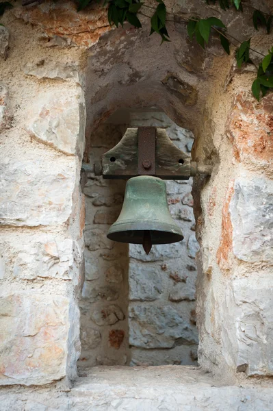 Древний колокол в стене — стоковое фото