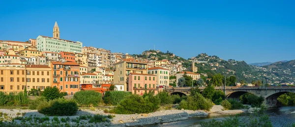 Ventimiglia, İtalya'nın eski şehirde mavi gökyüzü altında renkli evleri. — Stok fotoğraf