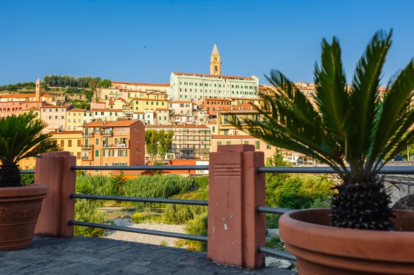 Casas de colores bajo el cielo azul en el casco antiguo de Ventimiglia, Italia . — Foto de Stock