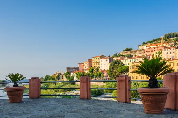 Kleurrijke huizen onder de blauwe hemel in de oude binnenstad van Ventimiglia, Italië. — Stockfoto