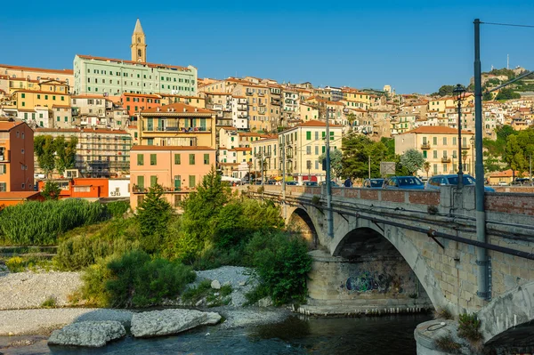 Ventimiglia, İtalya'nın eski şehirde mavi gökyüzü altında renkli evleri.