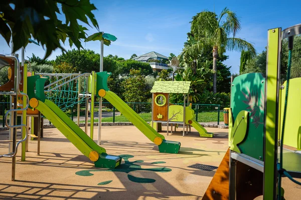 Kleurrijke speeltuin op de binnenplaats in het park. Stockfoto