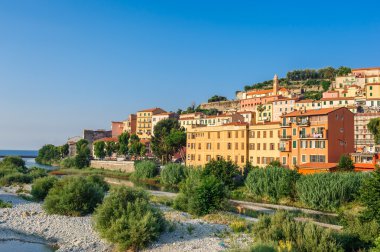 Ventimiglia, İtalya'nın eski şehirde mavi gökyüzü altında renkli evleri.