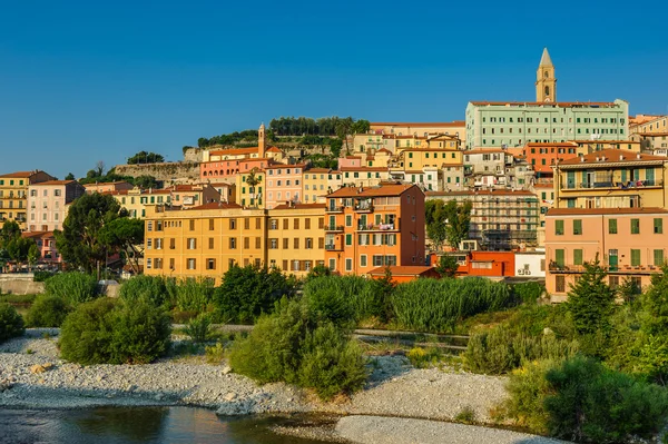 Kleurrijke huizen onder de blauwe hemel in de oude binnenstad van Ventimiglia, Italië. — Stockfoto