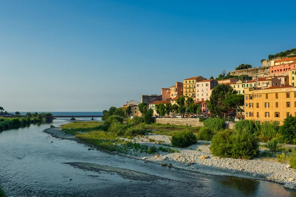 Ventimiglia, İtalya'nın eski şehirde mavi gökyüzü altında renkli evleri. — Stok fotoğraf