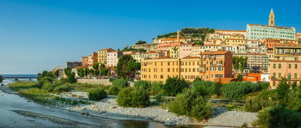 Ventimiglia, İtalya'nın eski şehirde mavi gökyüzü altında renkli evleri. — Stok fotoğraf