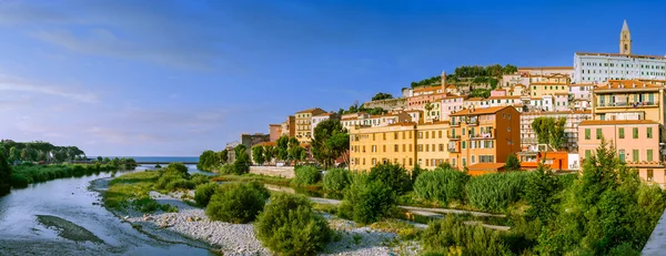 Ventimiglia, İtalya'nın eski şehirde mavi gökyüzü altında renkli evleri. — Stok fotoğraf