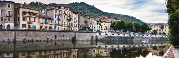 La antigua ciudad italiana Dolceaqua. Liguria . —  Fotos de Stock