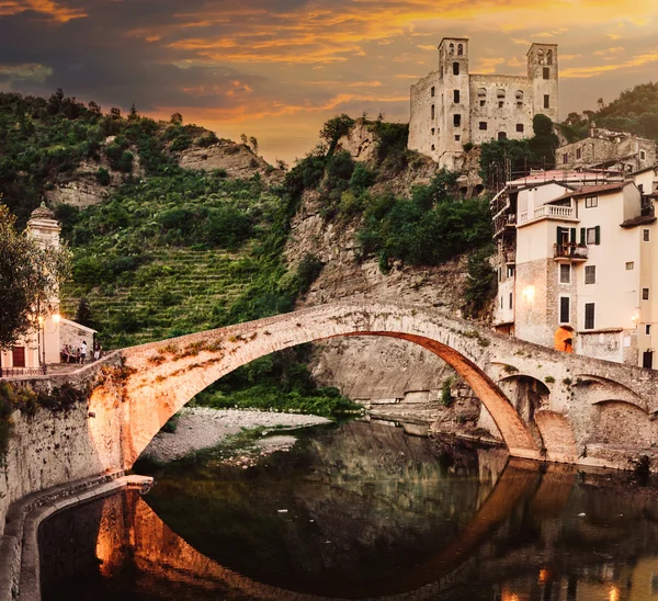 Una antigua ciudad italiana con un puente romano y castillo Dolceaqua —  Fotos de Stock