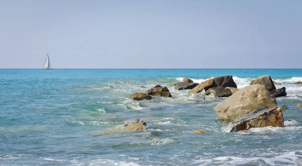 Seascape. Pantai Laut Liguria, dengan air pirus. Kapal layar di cakrawala . — Stok Foto