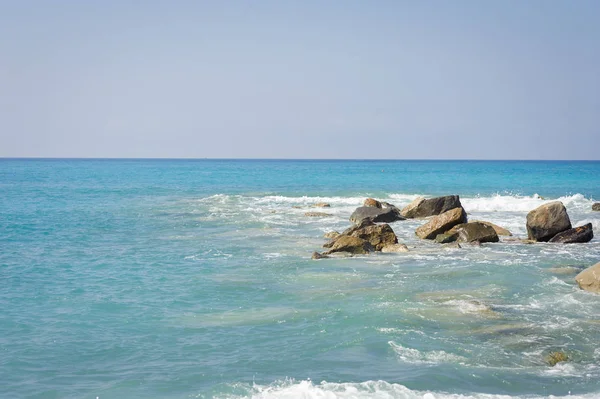 海景。海岸的利古里亚海，碧绿的水。在地平线上的帆船. — 图库照片