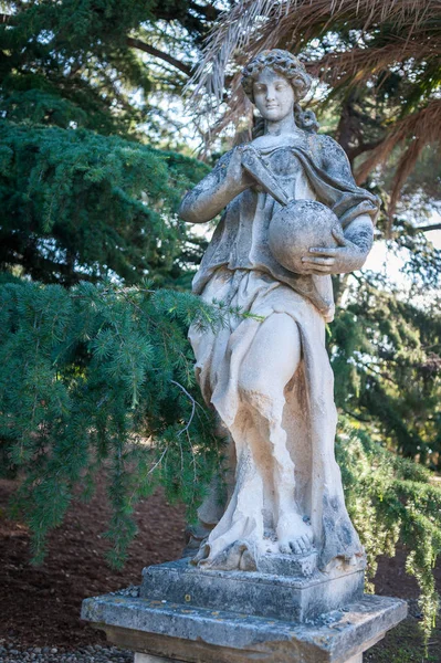 Gamla skulptur av en kvinna i parken — Stockfoto