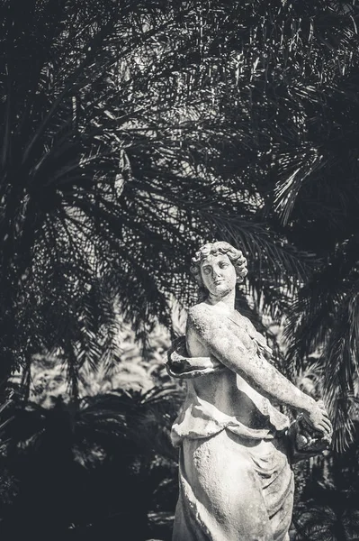 Velha escultura de uma mulher no parque — Fotografia de Stock