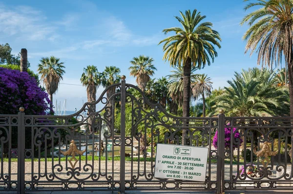 Belo jardim com palmeiras e uma fonte em San Remo — Fotografia de Stock