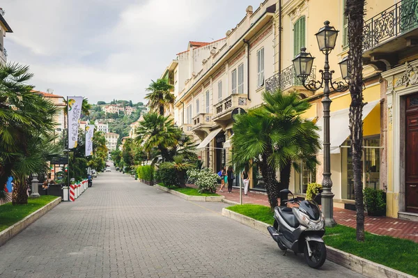 Beautiful blooming street italy — Stock Photo, Image