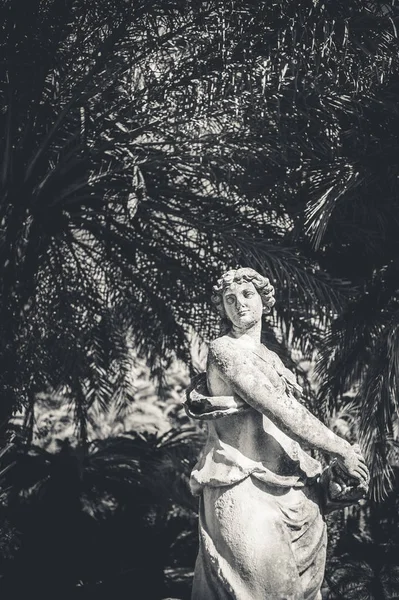 공원에서 여자의 오래 된 조각 스톡 이미지