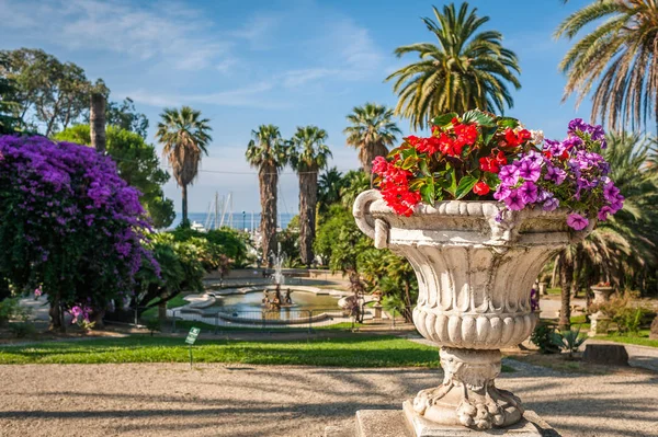 Hermoso jardín con palmeras y una fuente en San Remo Fotos de stock libres de derechos