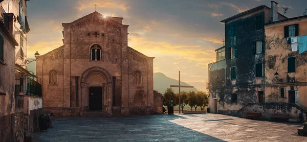 Vista panoramica della vecchia chiesa. Italia . — Foto Stock