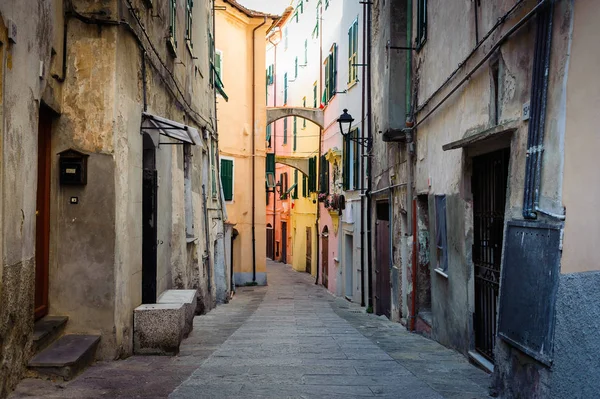 Vackra gamla gatorna i den italienska staden — Stockfoto
