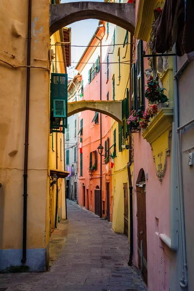 Hermosas calles antiguas de la ciudad italiana —  Fotos de Stock