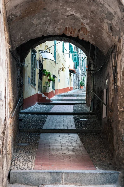 イタリアの街の美しい古代の通り — ストック写真